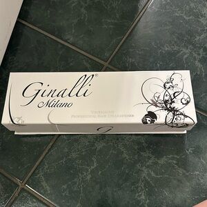 Brand new never used flat iron straightener.